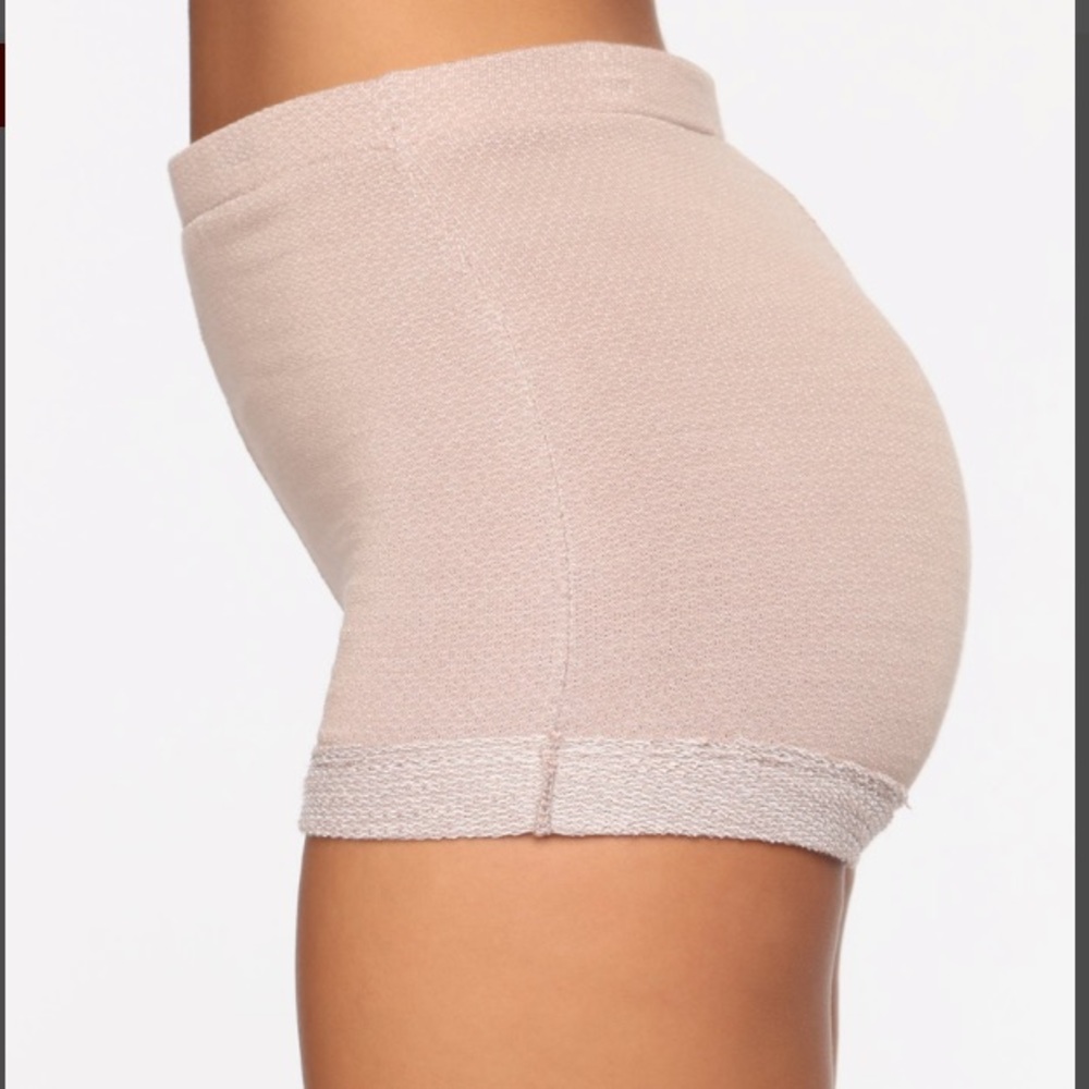 FashionNova// short size size small - Picture 6 of 7